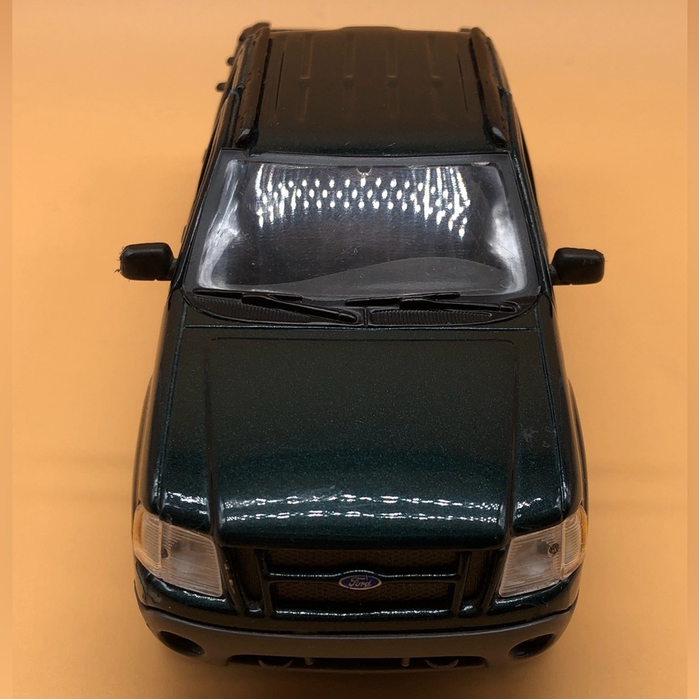 Maisto Ford Explorer die-cast model in 1:25 scale